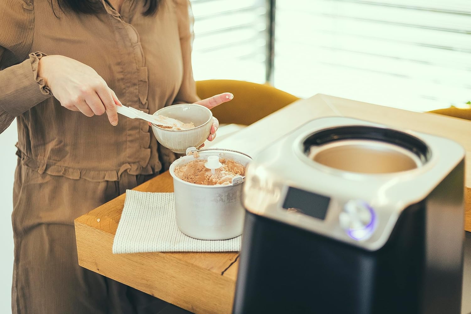 SEVERIN Sorbetière 2-en-1 Compacte 135 W, Sorbetière électrique et yaourtière d'une capacité 1,2 L, Machine à glace avec livre de recettes, noir, EZ 7407